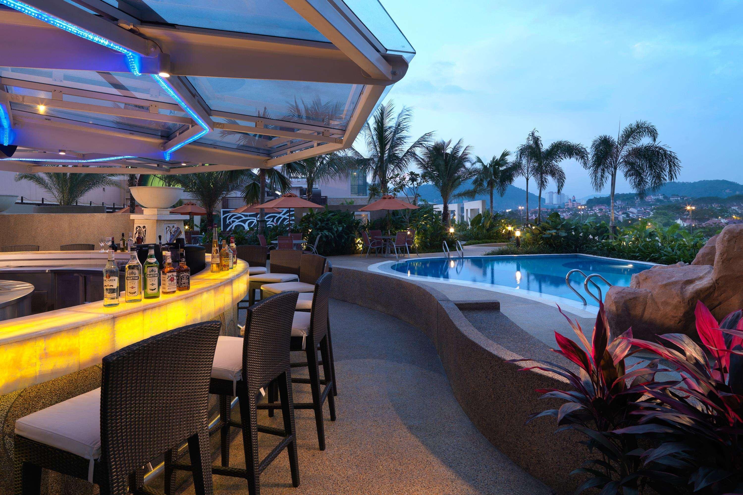 One World Hotel Petaling Jaya Εξωτερικό φωτογραφία The swimming pool at the hotel