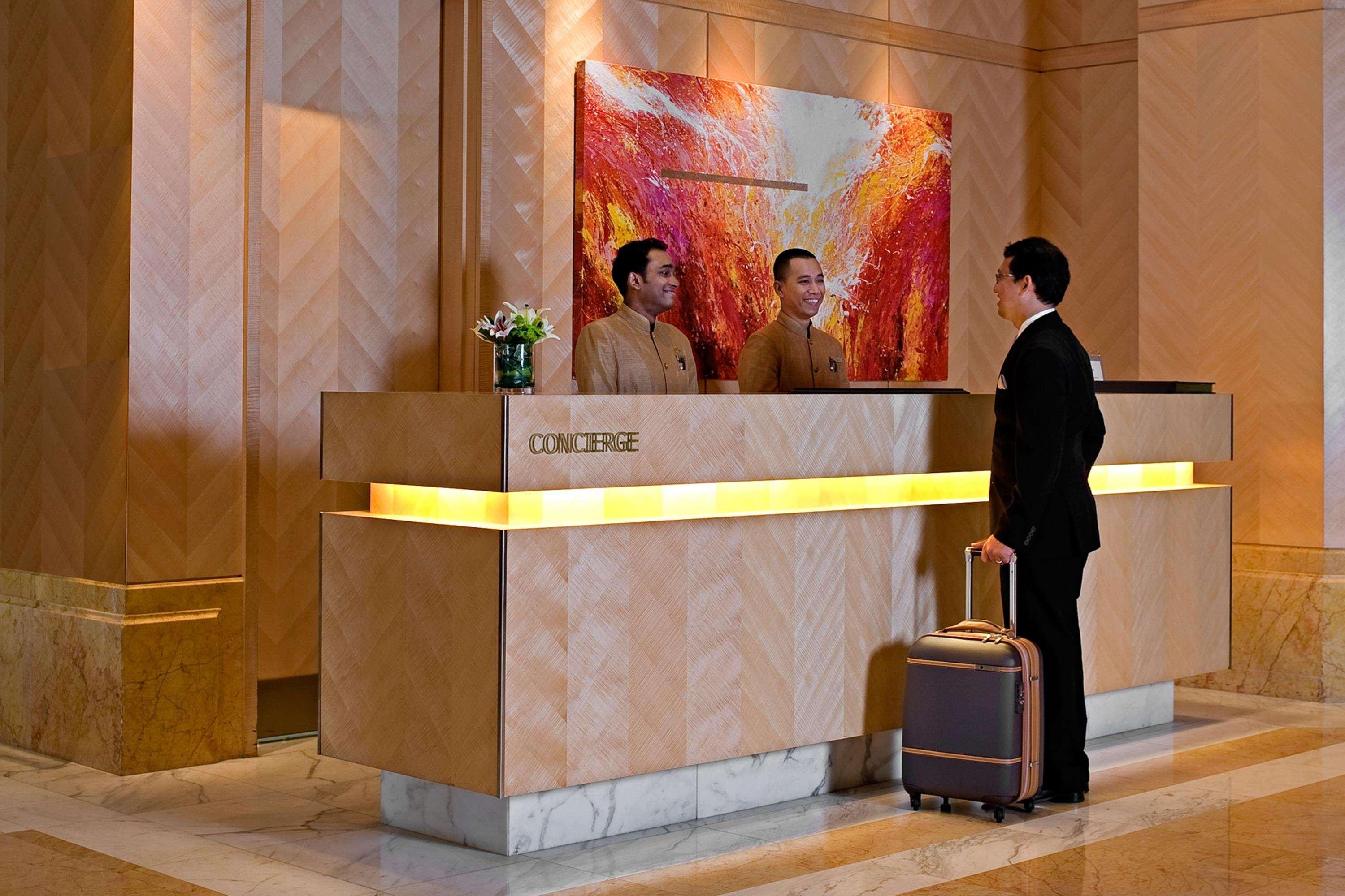 One World Hotel Petaling Jaya Εξωτερικό φωτογραφία A hotel concierge