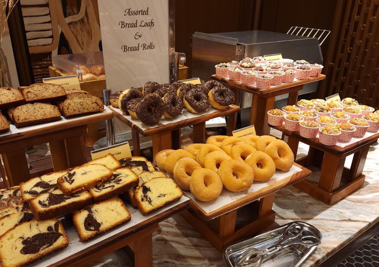 One World Hotel Petaling Jaya Εξωτερικό φωτογραφία A selection of bread and pastry