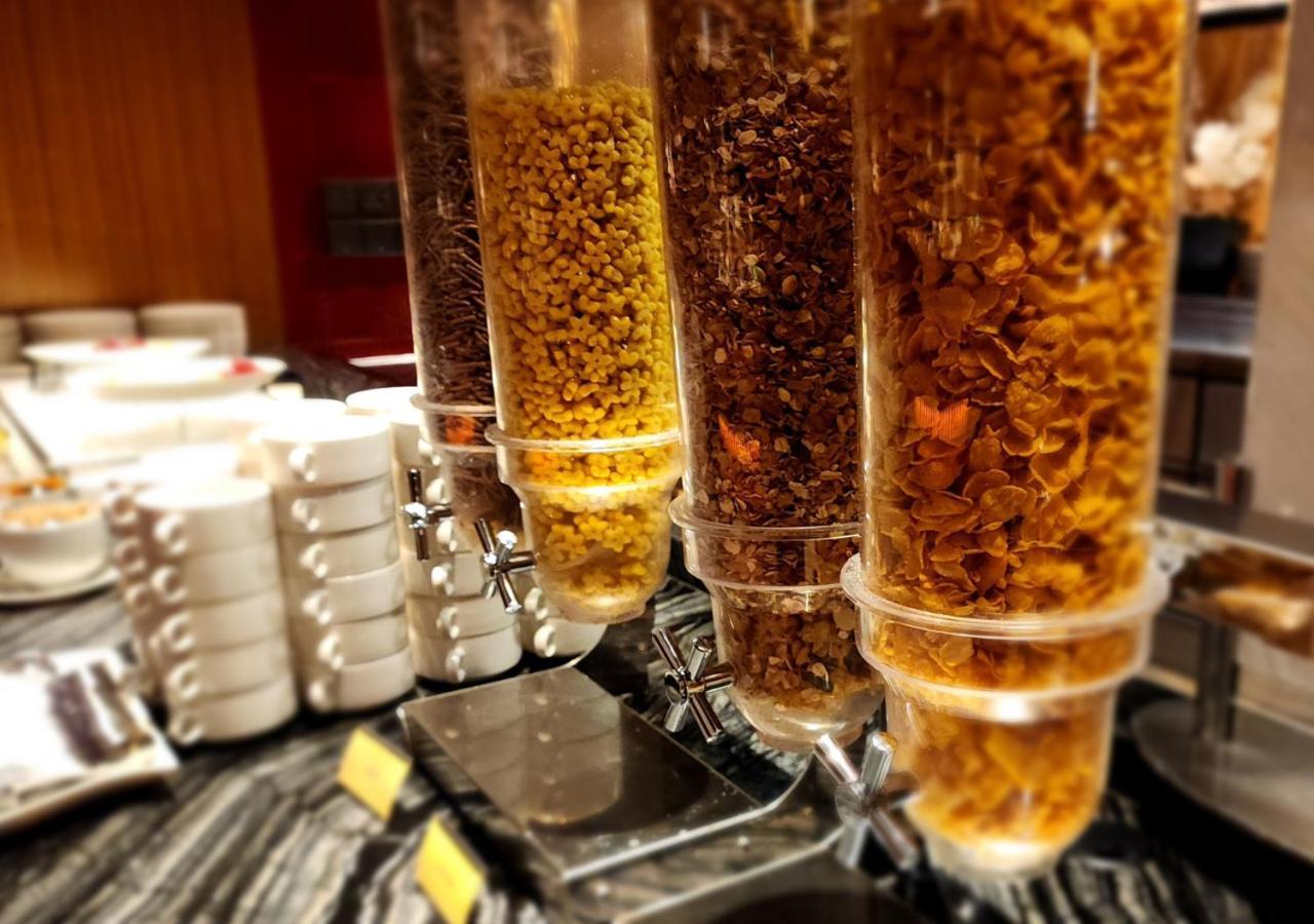 One World Hotel Petaling Jaya Εξωτερικό φωτογραφία A tea dispenser