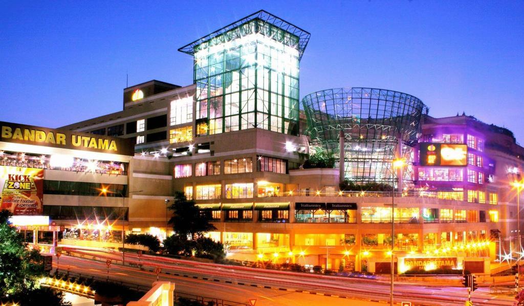 One World Hotel Petaling Jaya Εξωτερικό φωτογραφία The mall at night