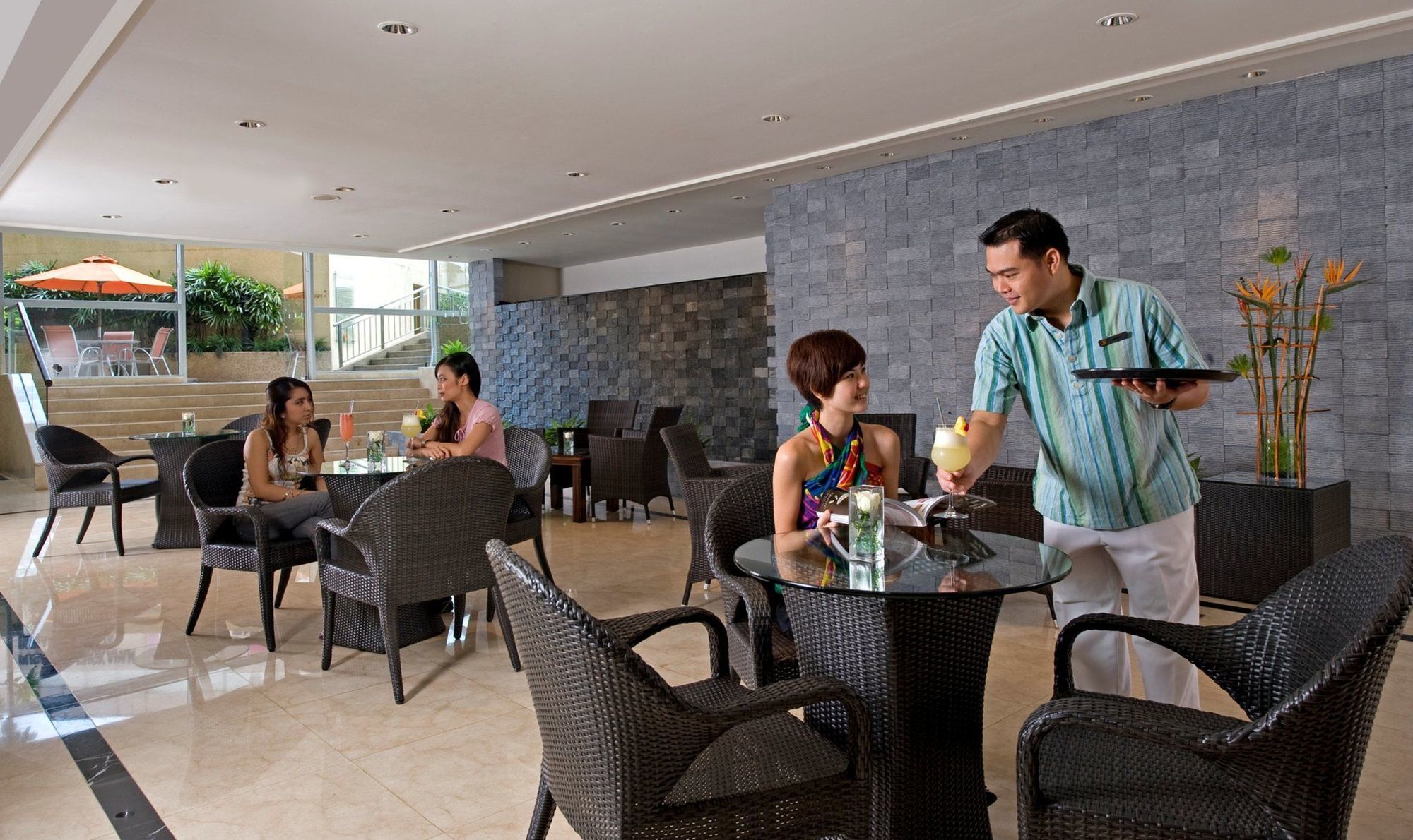 One World Hotel Petaling Jaya Εστιατόριο φωτογραφία A waiter serving drinks at a restaurant